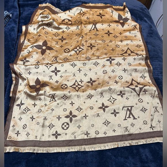 Authentic Louis Vuitton silk scarf. Beautifuliful! - Picture 6 of 15